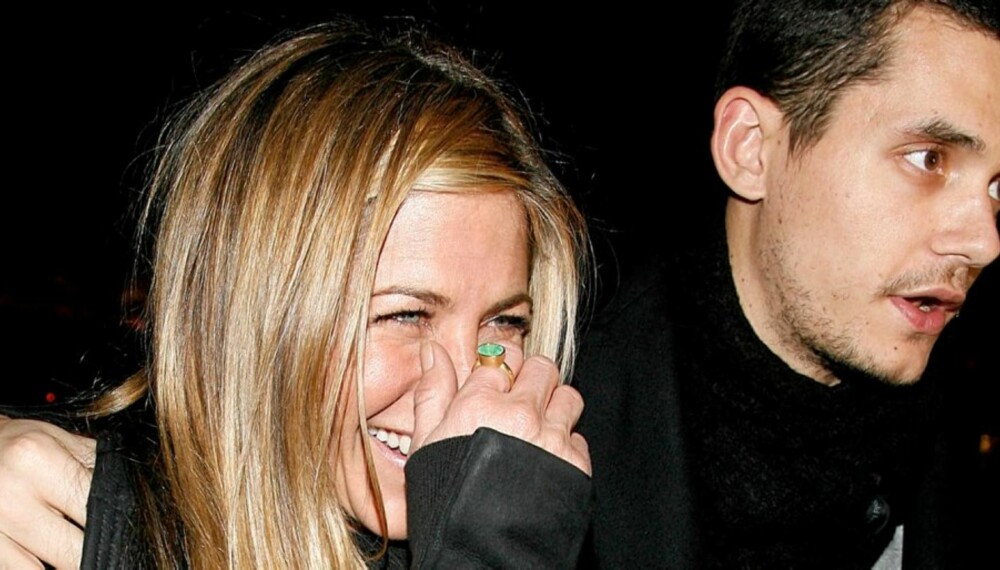 LYKKEN SMILER: Jennifer Aniston og John Mayer er helt tydelig lykkelige sammen.
