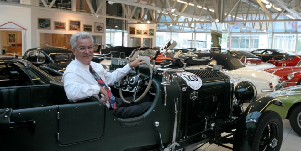 GAMMEL RACERBILFØRER: Dietrich-Gotthard Gross i en Bentley 4,5-liter Oldtimer. Med denne har han og daglig leder Michael Koltes kjørt Mille Miglia.