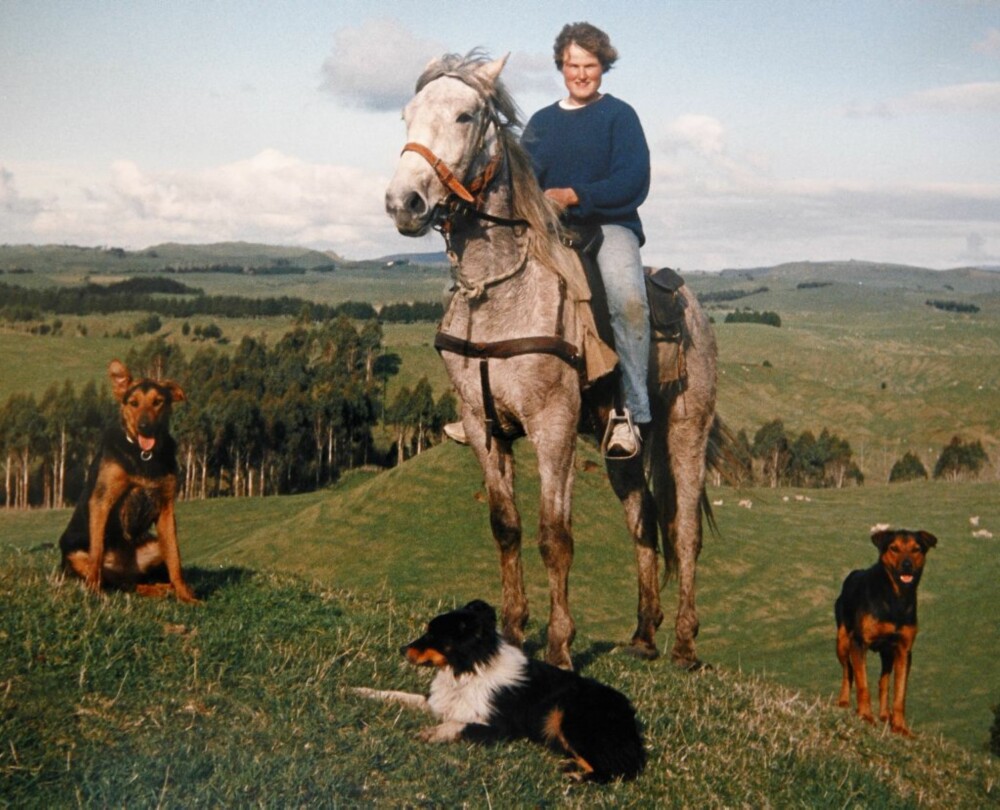 Sissel har alltid vært glad i dyr. Hun er utdannet hundetrener og rideinstruktør.