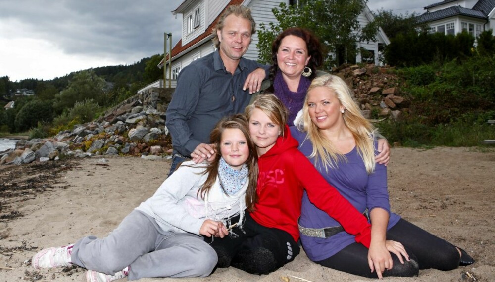 Livet er blitt annerledes for familien Prøis, etter opplevelsen de fikk være med på. Bak ser vi Pål og Christin Prøis. Foran fra venstre: Veslemøy, Tuva og Aurora.