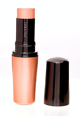 UKENS PRODUKT: Vi er imponert over skimmersticken til Shiseido. Fås i seks farger.
