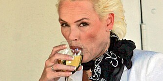 TØRSTE-BRIGITTE: Hvitvin av stetteglass ute blant folk. Vodka rett av flaska hjemme på kjøkkenet. I oktober 2006 var Brigitte Nielsen langt inne i alkoholtåka.