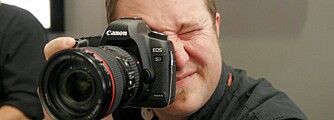SPEILREFLEKS MED VIDEO:Nyeste nytt fra Canon: EOS 5D, et speilrefleks kamera med utskiftbar optikk, som også tar video i HD. Den våte drøm for enhver fotograf som tar både foto og film, og ikke orker drasse rundt på to kamera. Koster 2700 dollar i USA og snaut 25 000 norske her hjemme.