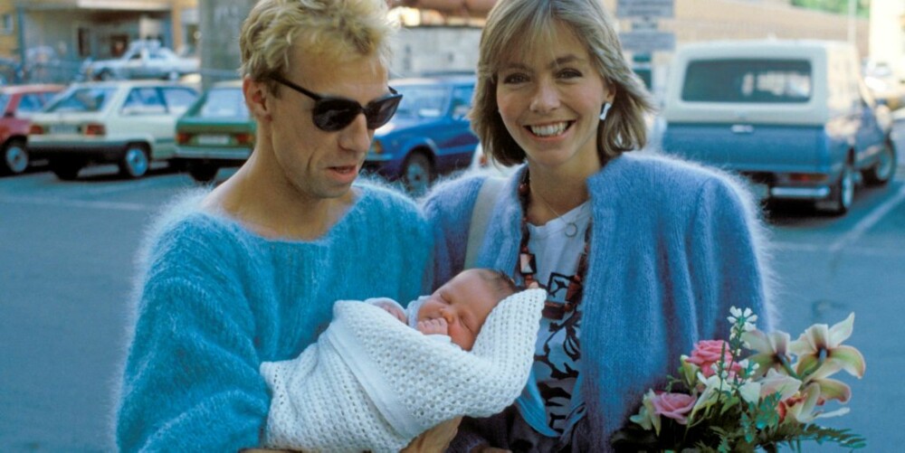 Jahn Teigen og Anita Skorgan giftet seg 17. februar 1984 etter å ha vært kjærester i fem år. Ekteskapet varte i fire år, og her er artistparet sammen med sitt nyfødte barn, Sara Skorgan Teigen, utenfor Ullevål sykehus i Oslo 31. august 1984.