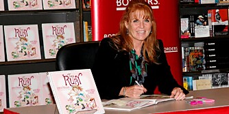 KONGELIG RUBIN: Sarah Ferguson signerer boka "Tea For Ruby" i New York.