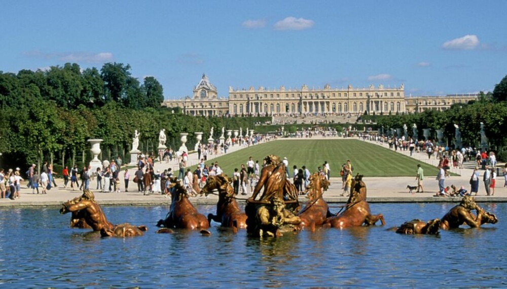 Parkanlegget i Versailles er verdens største med sine 800 hektar, 200 000 trær og 50 fontener. Den mest berømte er Apollo-fontenen, som viser solguden Apollon som driver sine hester opp av vannet.