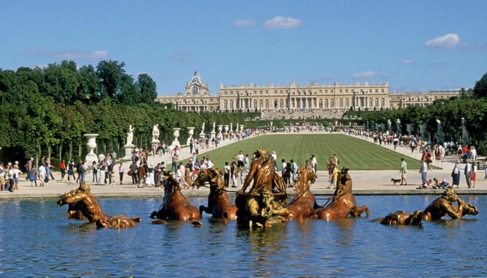 Parkanlegget i Versailles er verdens største med sine 800 hektar, 200 000 trær og 50 fontener. Den mest berømte er Apollo-fontenen, som viser solguden Apollon som driver sine hester opp av vannet.