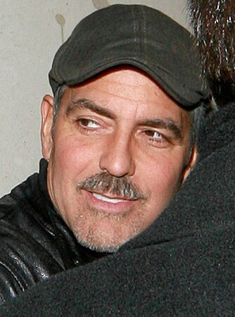 BARTEMANN III: Geroge Clooney har gjort som kompisen Brad, og latt håret på overleppa gro.