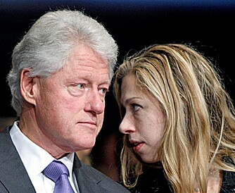 GJEST: Chelsea Clinton kommer til bryllupet i mai, men verken ekspresident-pappa Bill eller utenriksministermamma Hillary er ventet.