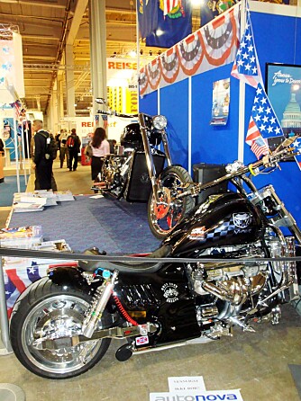 BORN TO BE WILD: Boss Hoss MCer er så amerikanske som det går an å bli: større enn størst! Dreiemomentet og lyden er helt vilt.. BORN TO BE WILD: Boss Hoss MCer er så amerikanske som det går an å bli: større enn størst! Dreiemomentet og lyden er helt vilt..