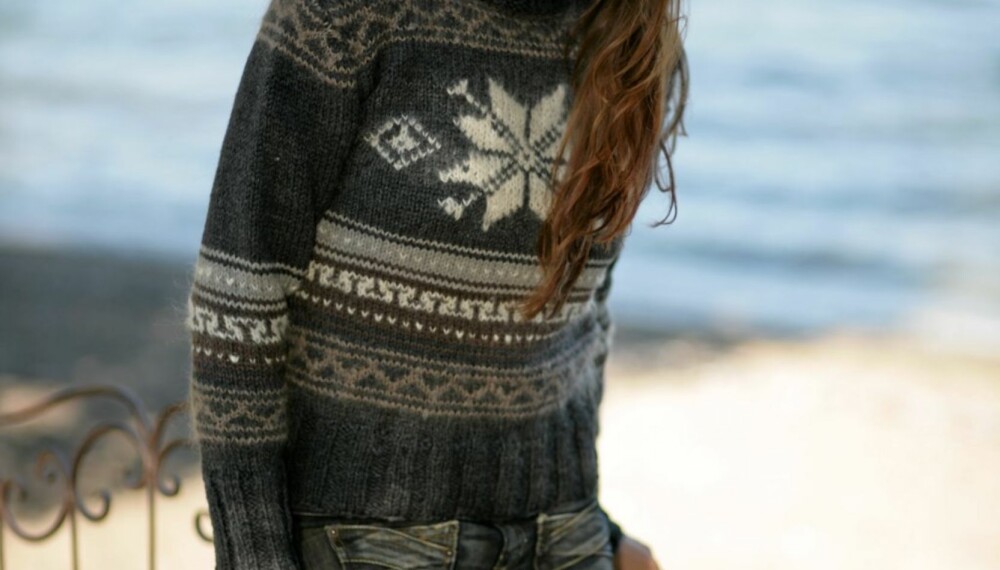 Strikk denne særegne genseren med åttebladsrose.