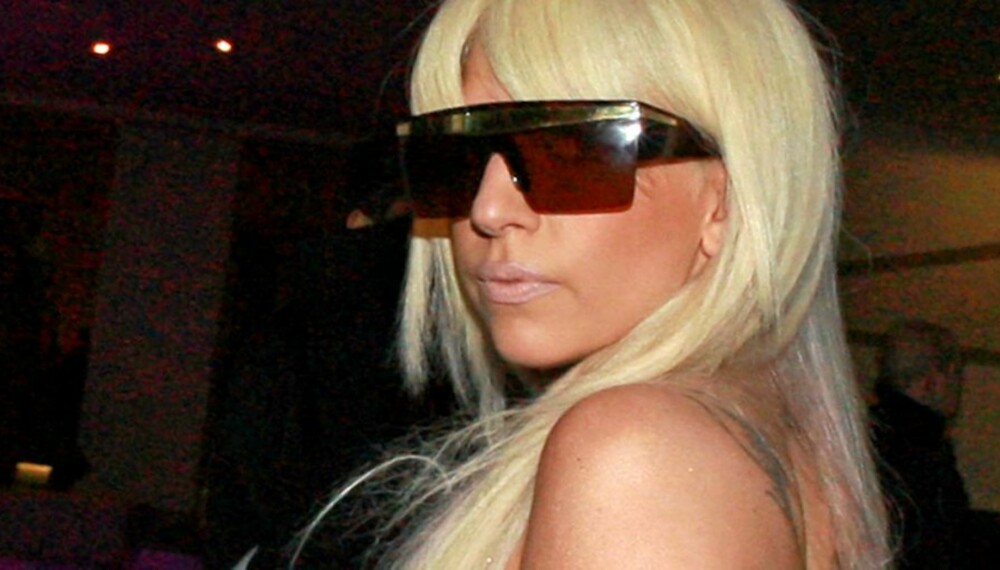 PLATINA: Lady Gagas platinablonde hår og lysrosa lepper er ikke videre lekkert.