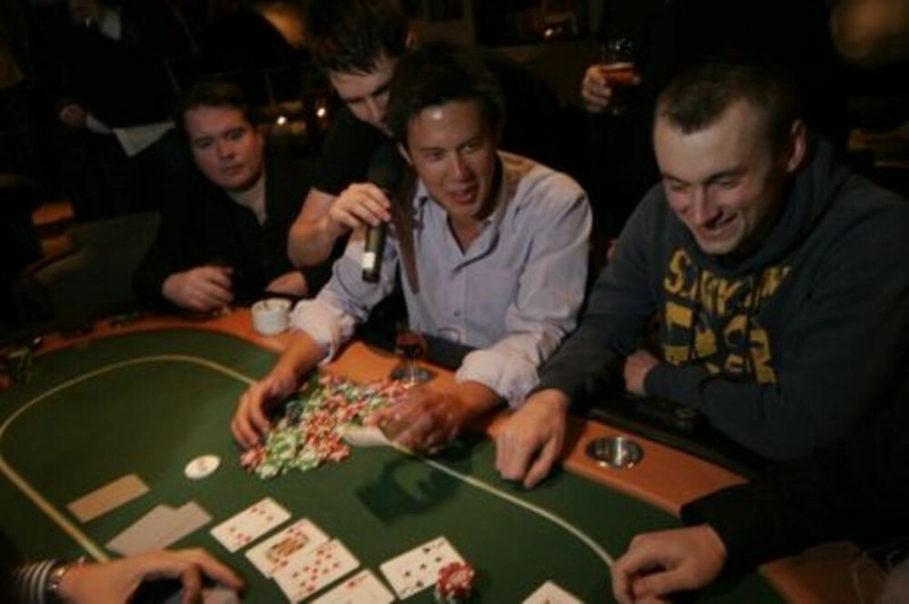 KONGEMØTE: Ved fjorårets Pokergalla møttes to konger ved filten: Johnny Lodden er best med kortstokk, Petter Northug er ikke helt borte han heller.