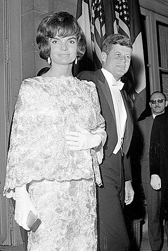 STILIKON: Jackie O,  hvis egentlige navn er Jaqueline Lee Bouvier Kennedy Onassis, var gift med tidligere president John F. Kennedy og den greske shippingmagnaten Aristoteles Onassis.  Med sin klassiske stil, er hun en av de største og mest kjente stilikonene i historien.