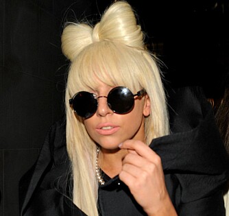 SVEISEN: Ideèn til sløyfen i håret, kommer fra Lady GaGa sitt kreative team.