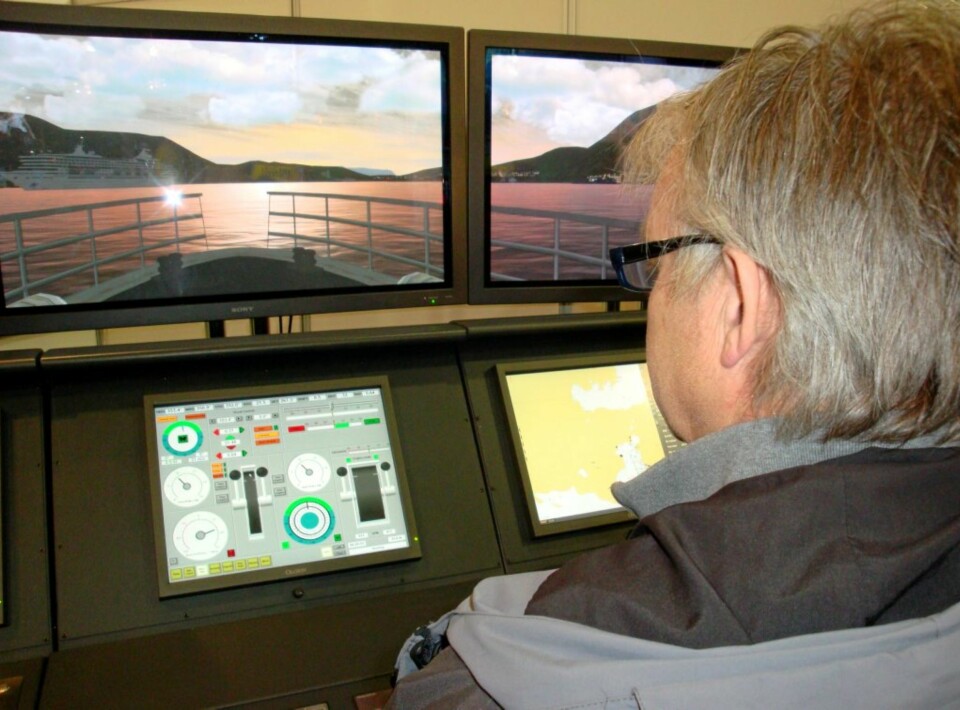 MØTER SKIP: ''Hurtigruteskipper'' og Vi Menn-reporter Ola Haug møter et annet stort skip utenfor Honningsvåg.