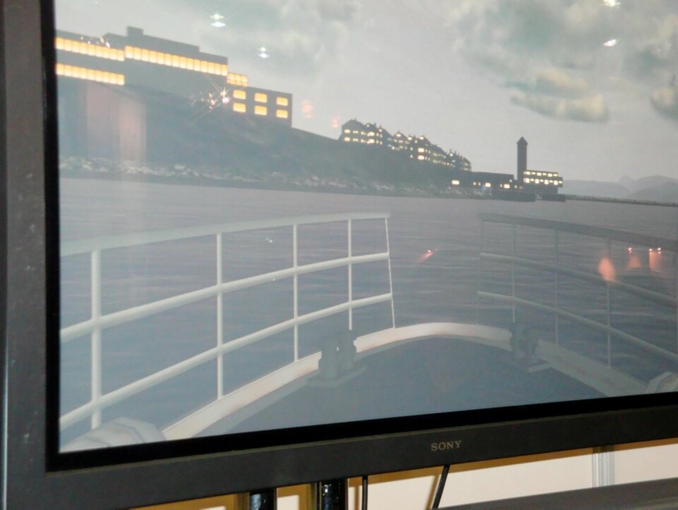 HER ER DEN: Nordkapp Maritime Fagskole har fullversjonen av simulatoren. Her ''kjører'' Ola forbi med Hurtigruta - som skipper.
