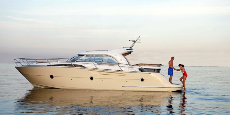 PRAKTISK BADEPLATTFORM: På badeplatformen finner du også en benk - så du kan sitte og følge med på ungene når de bader.