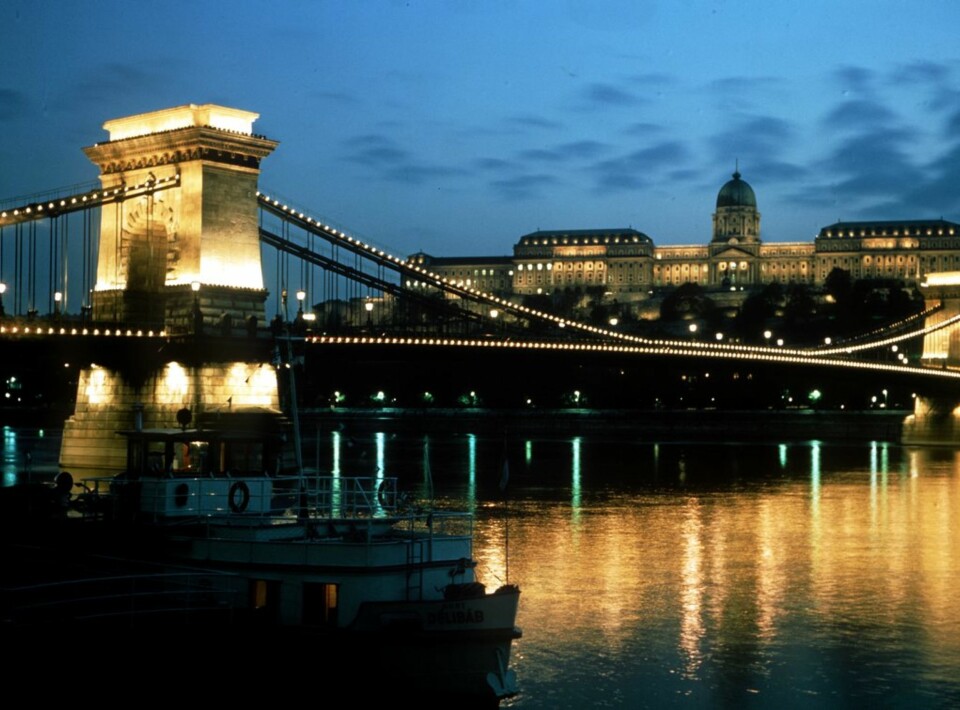 Den berømte broen over Donau som binder de to bydelene Buda og Pest sammen. I bakgrunnen ser vi slottet, som ligger i Buda på vestsiden.