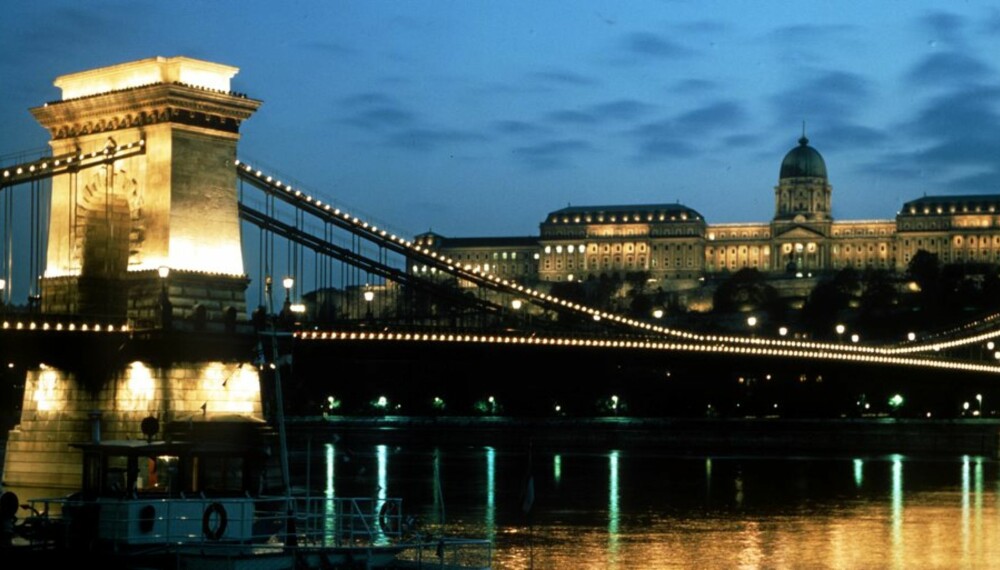 Den berømte broen over Donau som binder de to bydelene Buda og Pest sammen. I bakgrunnen ser vi slottet, som ligger i Buda på vestsiden.