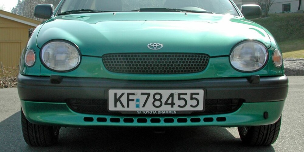 IKKE PEN: Frontdesignet nye Toyota Corolla kom med i 1997 var ikke akkurat vakkert. Bare to år senere var det klart for facelift. Bilflause