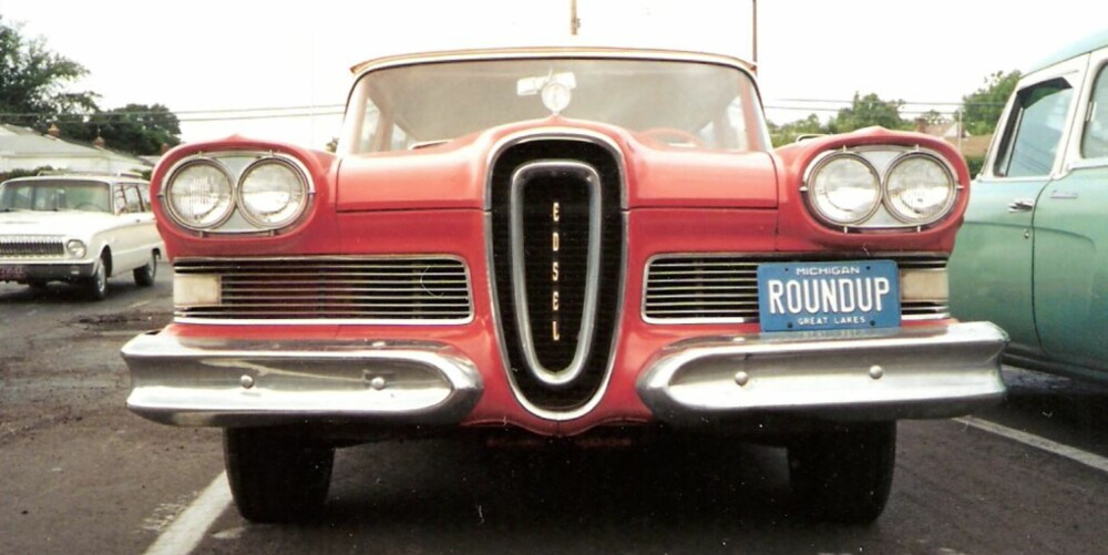 KJØNNSORGAN? Mange puritanske amerikanere mente i hvert fall at frontdesignet på Ford Edsel var vovet og minnet om nettopp dette organet. Modellen gikk på en smell, men har senere blitt et samlerikon. KJØNNSORGAN? Mange puritanske amerikanere mente i hvert fall at frontdesignet på Ford Edsel var vovet og minnet om nettopp dette organet. Modellen gikk på en smell, men har senere blitt et samlerikon.