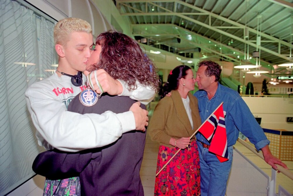FORELSKET:  Tenåringene Ole Klemetsen og Trine Grung kysser  etter EM-bronsen i 1991.  De var samboere i to år. Hun er i dag samboer med Jostein Flo.