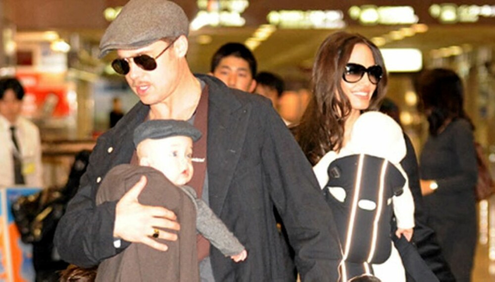 SOM FAR SÅ SØNN: Brad Pitt og Angelina Jolie tok med tvillingene ut på tur for første gnag.