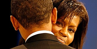 STANDS BY HER MAN: Michelle Obama holder fast på president-mannen sin. Slik har det ikke alltid vært.