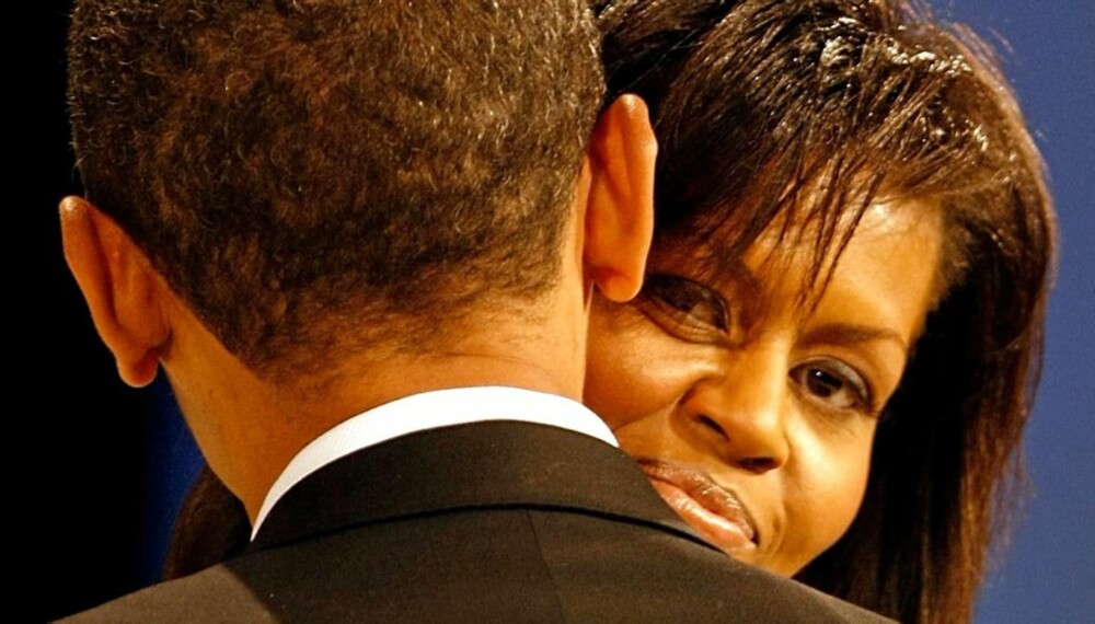 STANDS BY HER MAN: Michelle Obama holder fast på president-mannen sin. Slik har det ikke alltid vært.