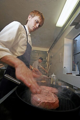 Det meste Geir gjør på kjøkkenet ser mer ut som kunsthåndverk enn matlaging, men han bruner biffen som folk flest.