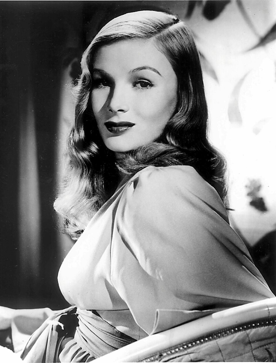 VAKKER FRISYRE: Veronica Lake var velkjent for sine lange lokker med bølger og sideskill.