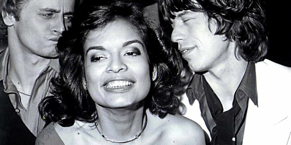 THE IT-CREW: Bianca Jagger sammen med ektemannen Mick Jagger og Mikhail Baryshnikov (i dag mest kjent for sin rolle i 'Sex og Singelliv') på Studio 54 for å feire Biancas bursdag en gang på 70-tallet.