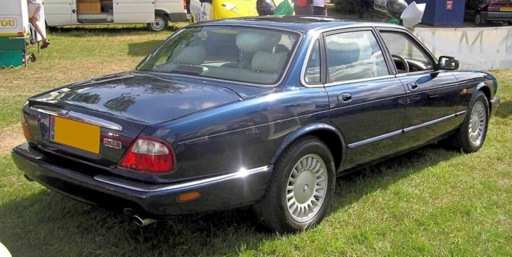 KLASSISK HERREMANN: En brukt Jaguar XK R får du nå for samme pris som en normal familiebil.