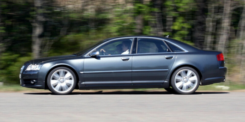 LUKSUSKRYSSER: Audi S8 har masse luksus og en alvorlig kraftig motor.