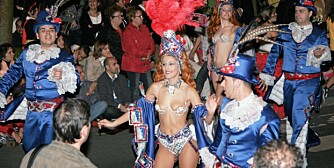 HØY STEMNING PÅ GATEPLAN: Det blir eksotisk i natten når deltakerne fester i lettkledde kostymer under karnevalet på Tenerife.
