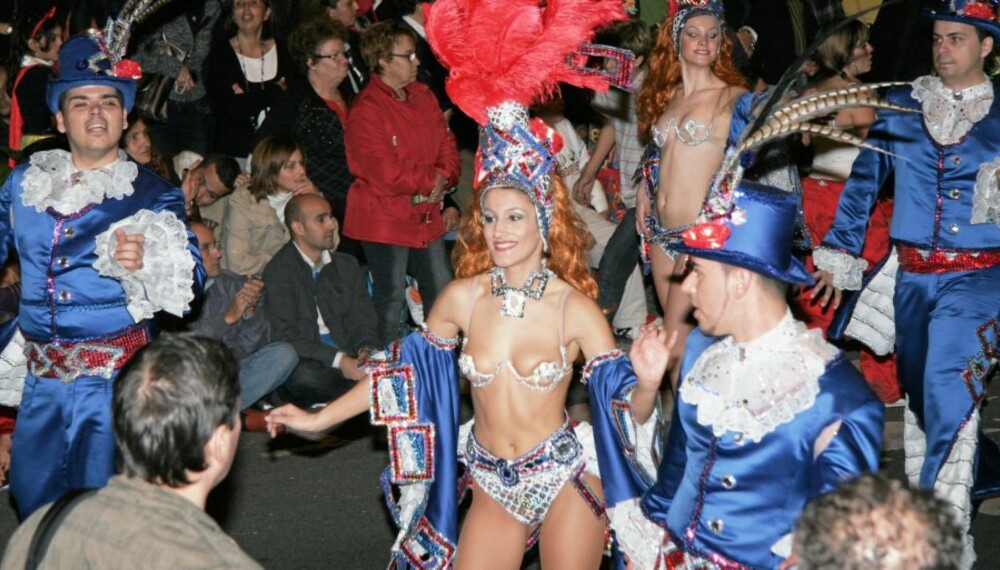 HØY STEMNING PÅ GATEPLAN: Det blir eksotisk i natten når deltakerne fester i lettkledde kostymer under karnevalet på Tenerife.