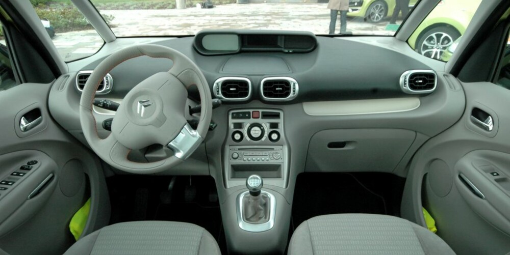 DEMOKRATISK: Instrumentkonsollen i midten er godt synlig for alle i bilen.