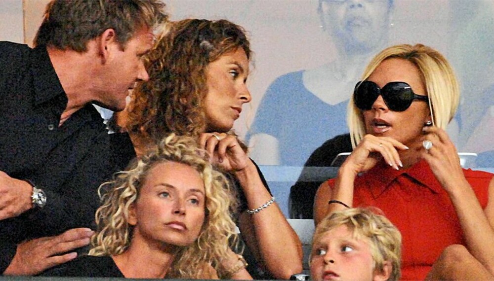 SLUTT PÅ KOSEN: Gordon Ramsay og kona Tana sammen med Victoria Beckham på fotballkamp. David er på banen.