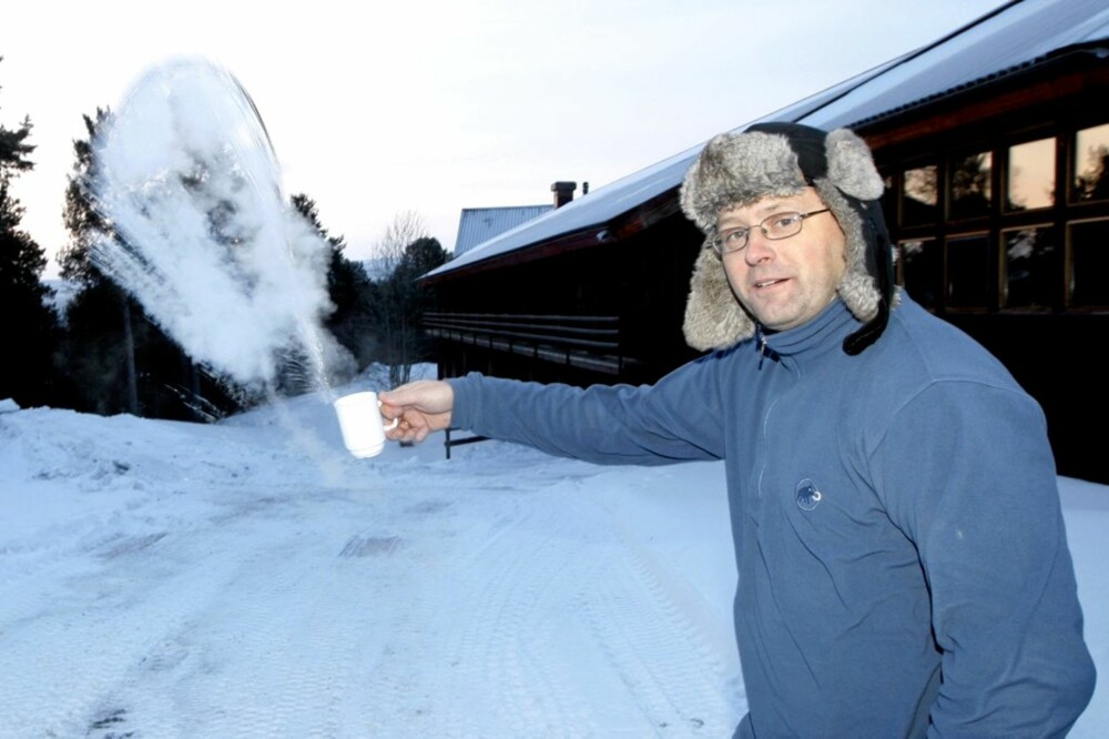 Her og Nås fotograf Tom Hansen viser hvor kaldt det faktisk er når gradestokken fryser ned mot -30 grader. Kaffen fryser til is med en gang den forlater koppen.