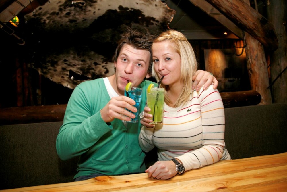 LESKENDE: Andreas og Silje storkoser seg med hver sin fargerike drink på en av restaurantene.