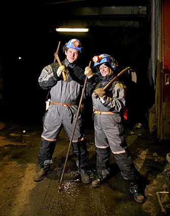 TIL TJENESTE: Med hakke og øks er Andreas og Silje klare til å besøke en av gruvene i Longyearbyen.