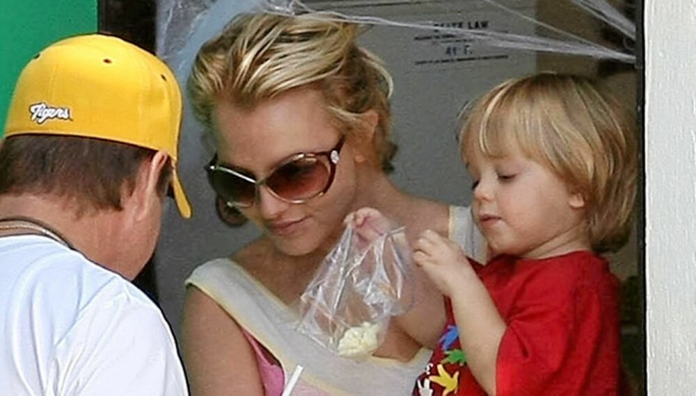 MED MAMMA: Minstesønnen Jayden James får være med mamma Britney Spears på turné. Her sammen med bestefar Jamie. som skal ha mye av æren.