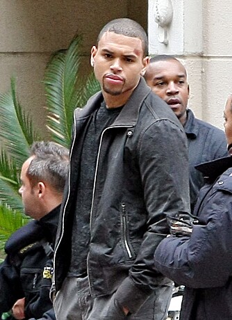 ARRESTERT: Chris Brown meldte seg selv for politiet, men ble løslatt mot kausjon.
