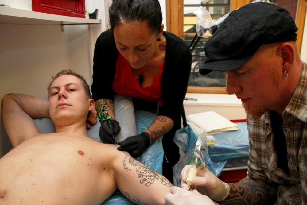 UNDER NÅLA: Lasse har ikke tenkt å gi seg med det første. Tatovering er ""vanedannende"". Han har valgt seg sine tatovører - ekteparet Sundby, Kunst med puls skal det være! UNDER NÅLA: Lasse har ikke tenkt å gi seg med det første. Tatovering er ""vanedannende"". Han har valgt seg sine tatovører - ekteparet Sundby, Kunst med puls skal det være!