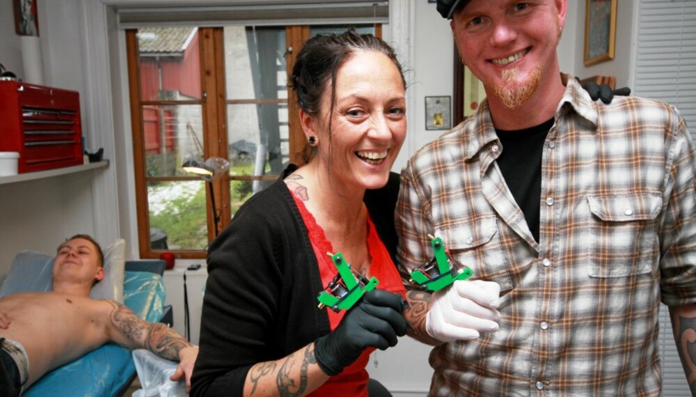 TO i TATTOO: Marianne og Eric Sundby lever og tatoverer sammen.