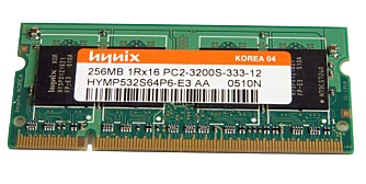 MINNETYPE: En måte å finne ut hvilken minnetype din PC bruker er å åpne PC-en og lese av hvilken minnetype som brukes og samtidig kan du sjekke hvor mange minneplasser PC-en din har. I bærbare PC-er sitter det som regel såkalte SO-DIMM-moduler. Klistremerket forteller at dette er en 512 MB stor brikke på 533 MHz – PC4200 = 533 MHz.