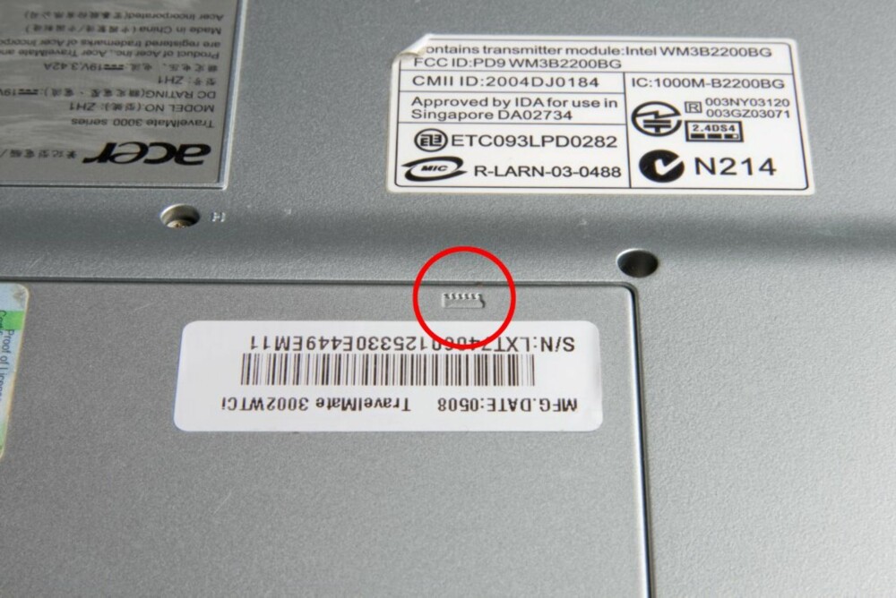 1. Snu PC-en, lokaliser et symbol som avslører hvilken luke RAM-modulen (minnemodulen) skjuler seg bak. Merk at noen PC-er har minnemodulene plassert under tastaturet. Sjekk instruksjonsboken om du ikke finner en luke for minnet på PC-ens underside.