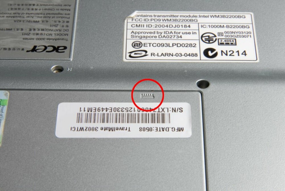 1. Snu PC-en, lokaliser et symbol som avslører hvilken luke RAM-modulen (minnemodulen) skjuler seg bak. Merk at noen PC-er har minnemodulene plassert under tastaturet. Sjekk instruksjonsboken om du ikke finner en luke for minnet på PC-ens underside. 1. Snu PC-en, lokaliser et symbol som avslører hvilken luke RAM-modulen (minnemodulen) skjuler seg bak. Merk at noen PC-er har minnemodulene plassert under tastaturet. Sjekk instruksjonsboken om du ikke finner en luke for minnet på PC-ens underside.
