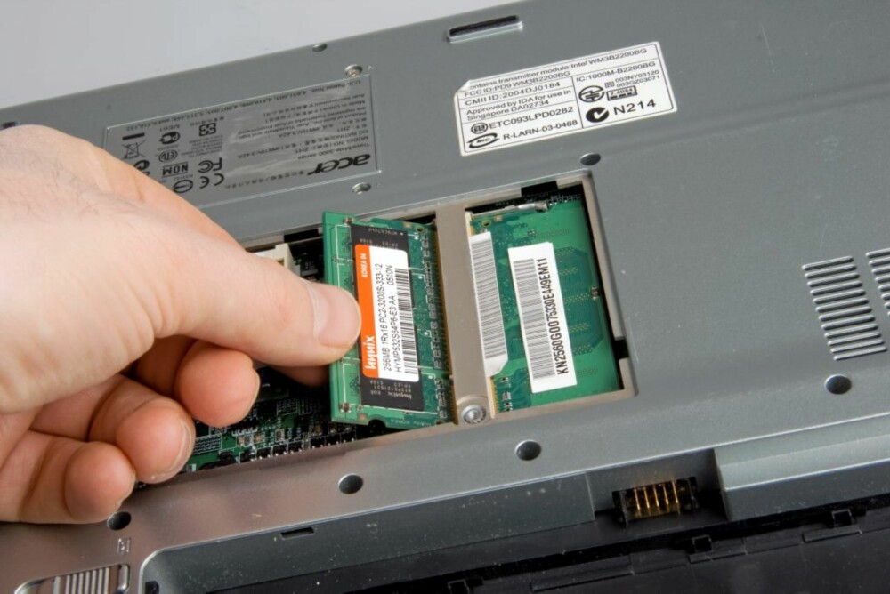 5. Løft brikken opp i bakkant slik at den blir stående på skrå i sporet, og trekk deretter brikken ut av PC-en. 5. Løft brikken opp i bakkant slik at den blir stående på skrå i sporet, og trekk deretter brikken ut av PC-en.
